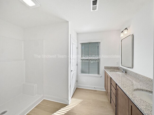 Building Photo - 1724 Bennett Vlg Dr