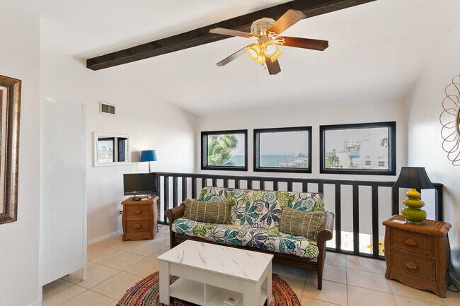 Building Photo - 208 W Saturn Ln