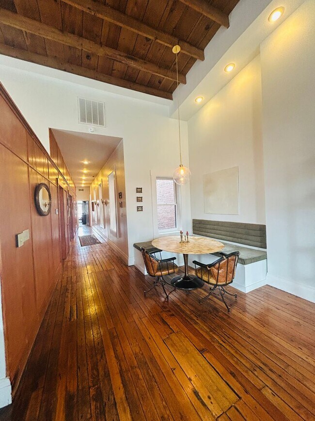 Building Photo - Madison Ave. Loft