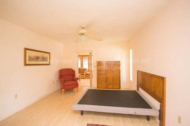 Building Photo - 423 Whispering Oaks Ct