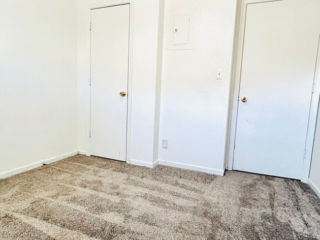 Building Photo - Spacious Two Bedroom Home