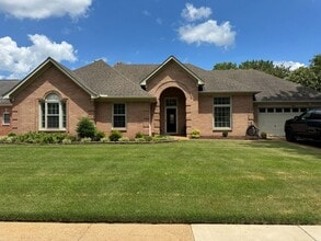 Building Photo - Large 3 bedroom home in the heart of Colliervile!