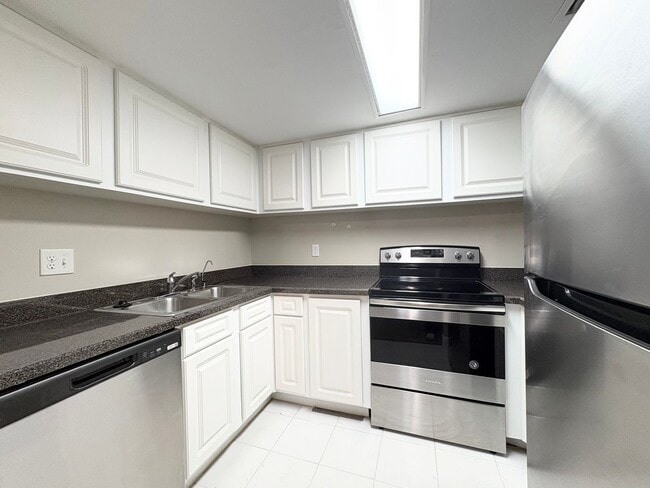 Building Photo - Beautiful Corner Unit with Vinyl Plank Flooring & Private Screened Patio