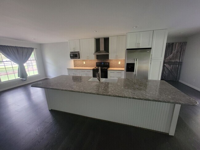 Building Photo - 3 Bedroom 2 Bathroom Home