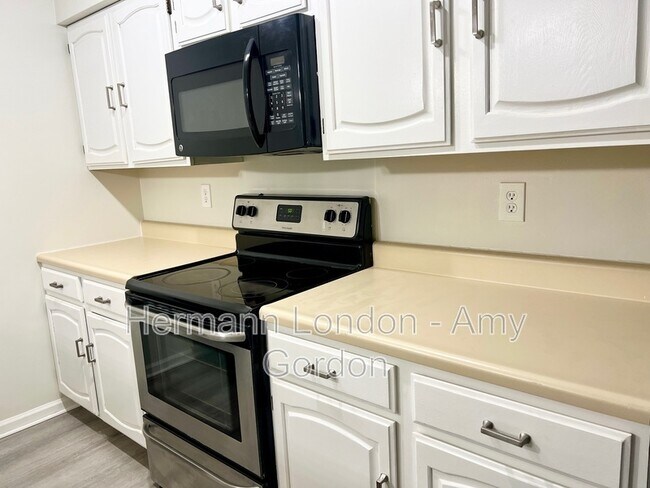 Building Photo - 4225 W Pine Blvd