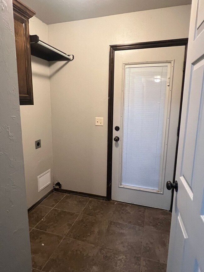 Building Photo - 3BR 2BA Duplex with 2 car garage