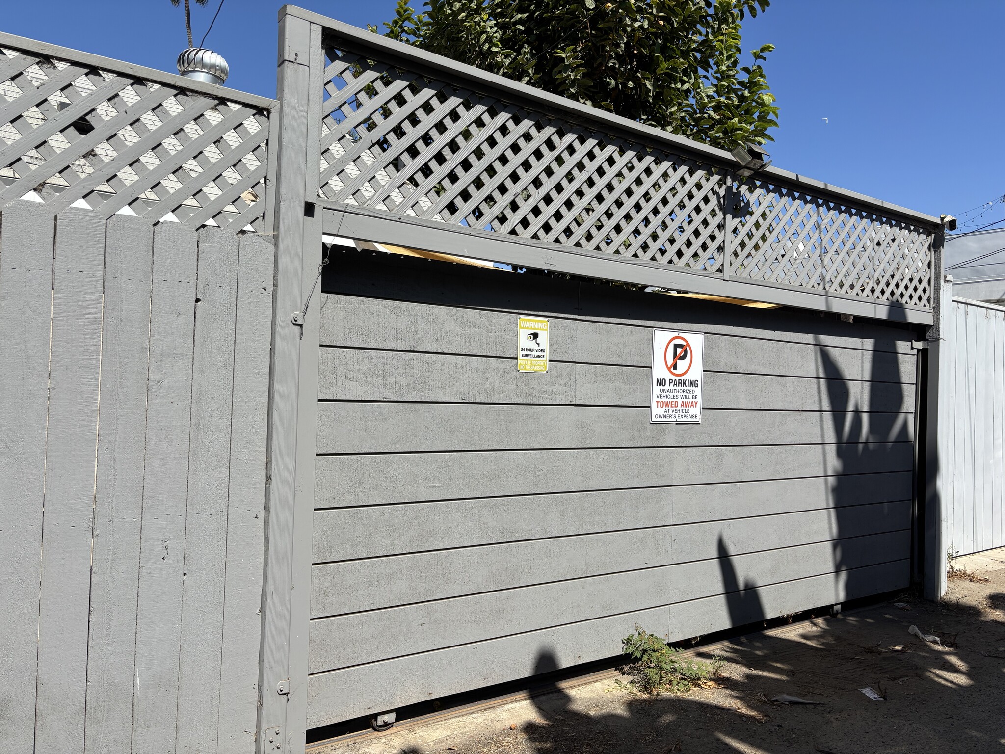 Private electronic gate to parking - 912 1/2 California Ave