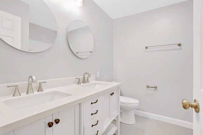 Building Photo - 1101 E Pin Oak Dr