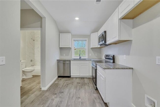 Building Photo - Live Near It All! 3 Bedroom Home in Midtown Savannah