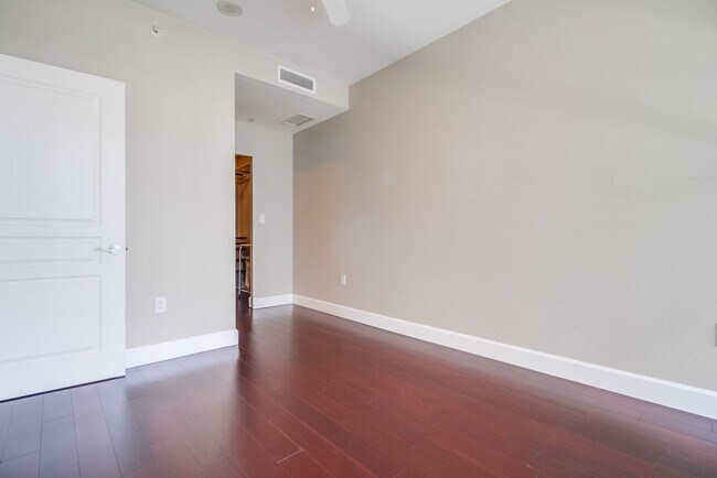 Building Photo - Modern 2 bed / 2 bath Condo in Little Ital...