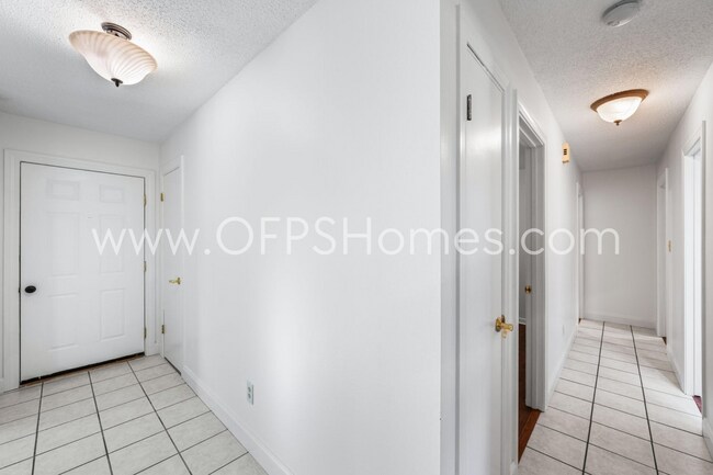 Building Photo - AVAILABLE NOW... 3/2 in Destin!!