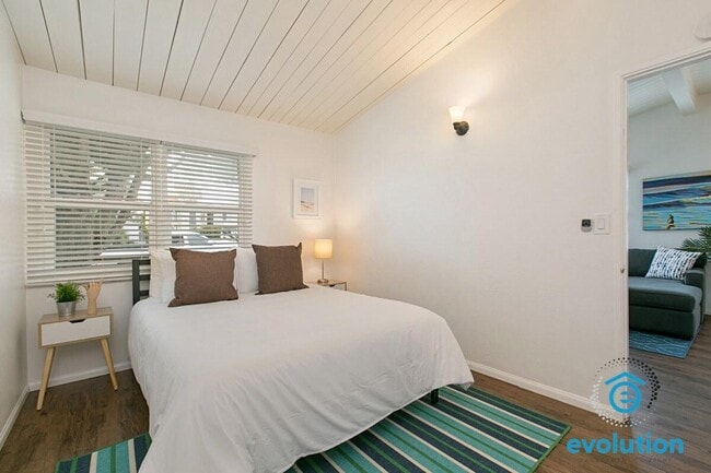 Building Photo - 4323-4333 Gresham St - 1405 Grand Ave