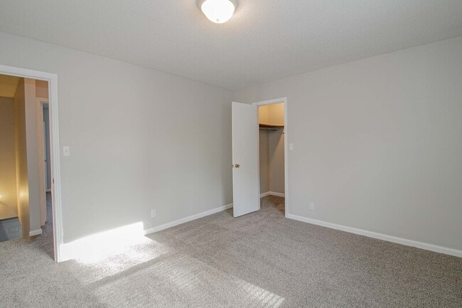 Building Photo - 809-B Golfview Pl