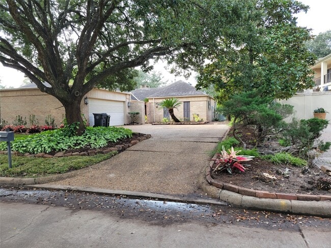 Building Photo - 406 Fox Briar Ln