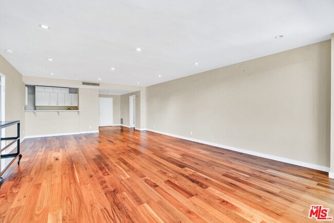 Building Photo - 865 Comstock Ave