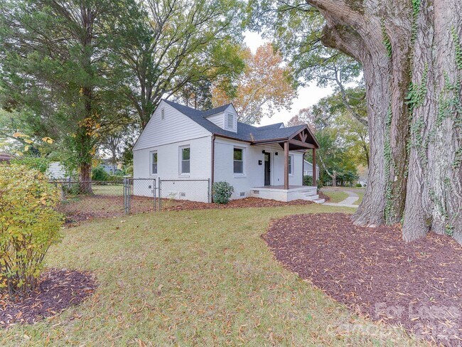 Building Photo - 2721 Mayflower Rd