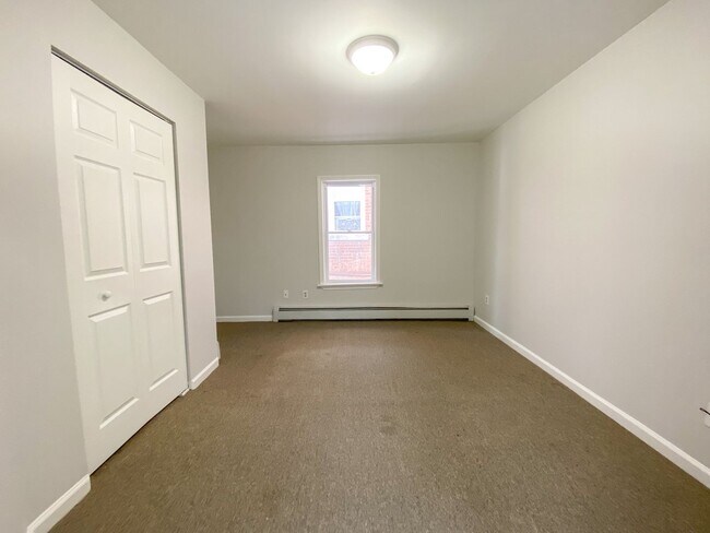 Building Photo - Gorgeous single-family home near Hartford Hospital