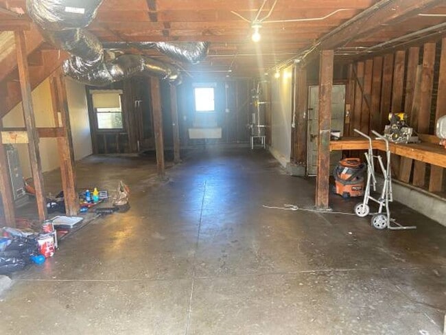 Building Photo - Lovely Exclesior Home with 2 Car Garage Pa...