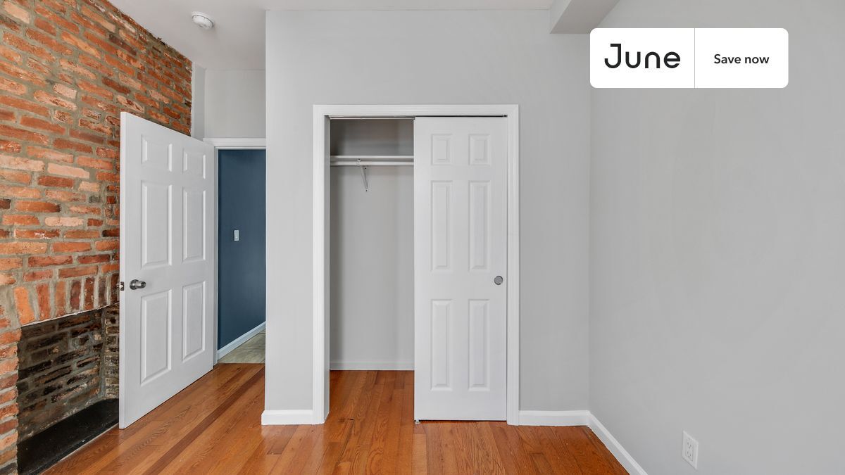 Building Photo - 301 E 104th St