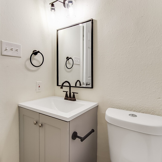 Building Photo - 408 Noble Ave