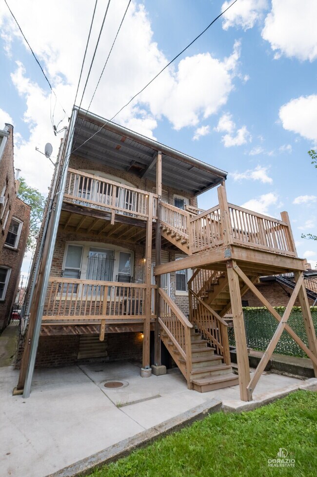 Building Photo - Modern 4BR Apartment with Hardwood Floors, Balcony & Central A/C