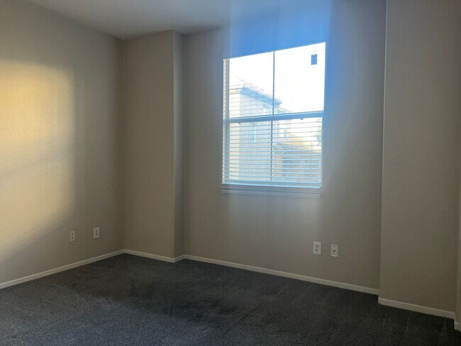 Building Photo - Great 2-bedroom 2 bath condo with A/C, 1 car garage and additional