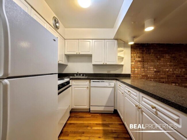 Building Photo - 2 bedroom in CHICAGO IL 60610