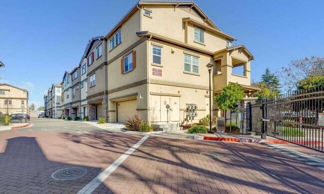 Building Photo - Luxury 3-Bed Townhouse in Hayward Just Built in 2019!