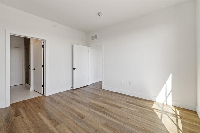Building Photo - 4315 S Congress Ave