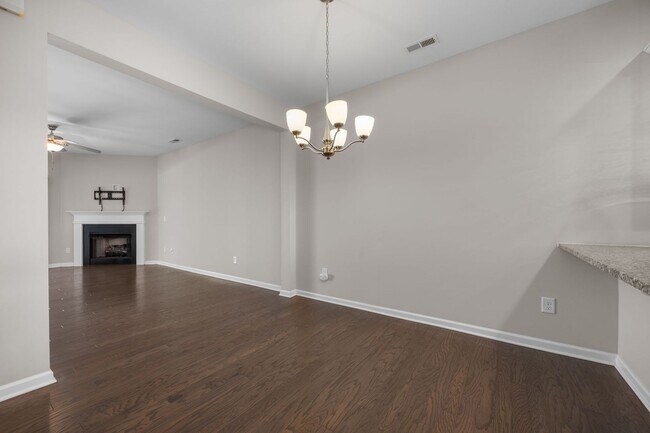 Building Photo - Gorgeous and Spacious 3 Bedroom Townhome, ...
