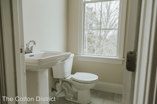 Building Photo - 517 University Dr