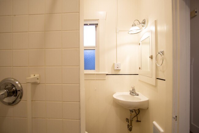 Building Photo - Gorgeous 2-Bedroom Corner Flat in 1911 Fou...