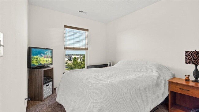 Building Photo - Move-In Ready Home with an Excellent Location