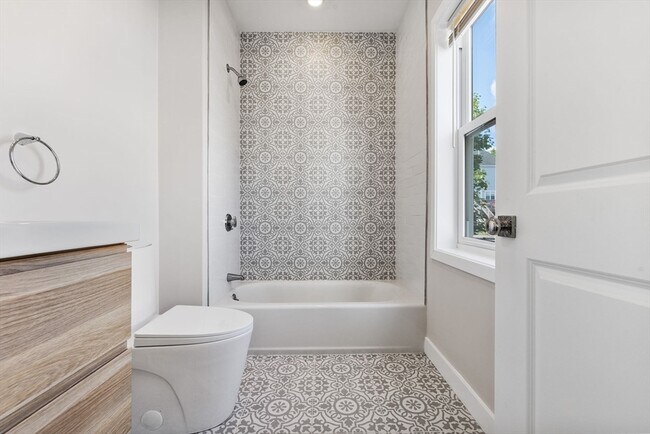 Building Photo - 10 Ruthven Park