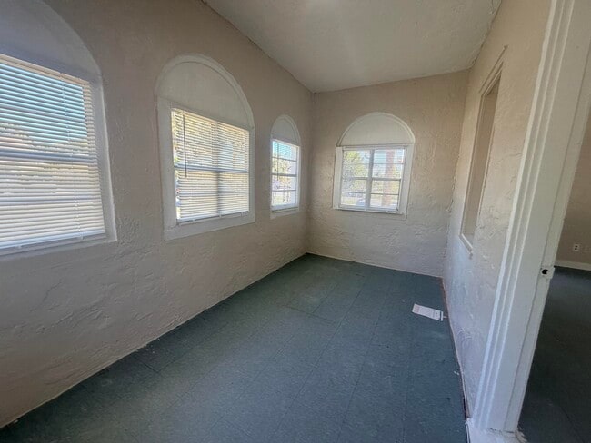 Building Photo - 504 El Prado