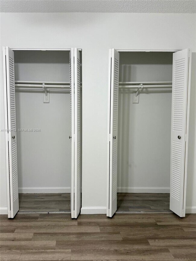 Building Photo - 1460 W 41st St