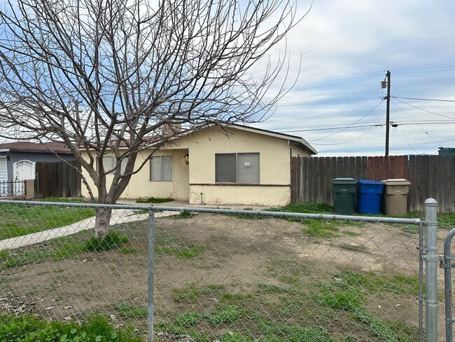 Building Photo - This cute home won't last long with a new ...