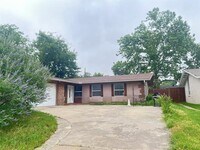 Building Photo - 806 Woodland Way