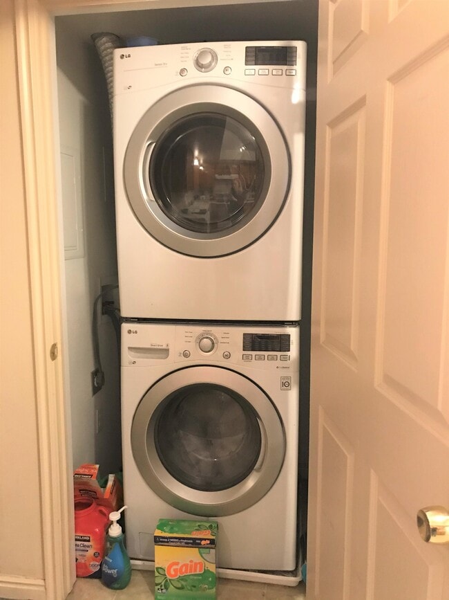 Building Photo - 565 N 300 E