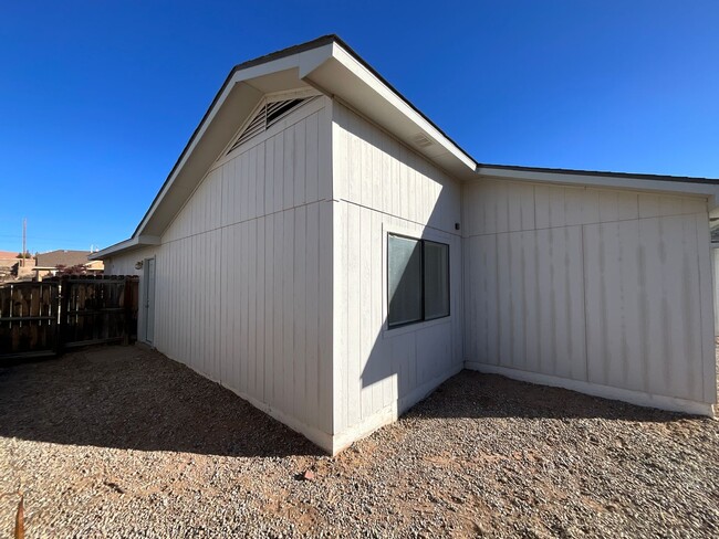 Building Photo - 3 Bedroom Single Story Home Available Near...