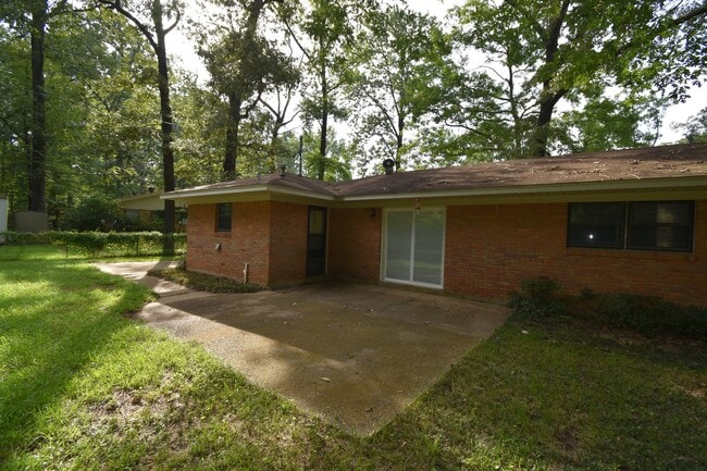 Building Photo - 3 Bedroom with Fenced in Backyard and Shop!