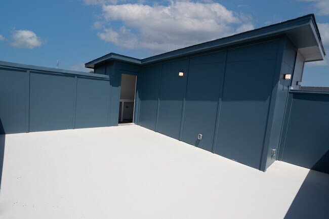 Building Photo - 3144 Wayside Ave