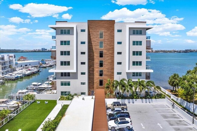 Building Photo - 920 N Osceola Ave