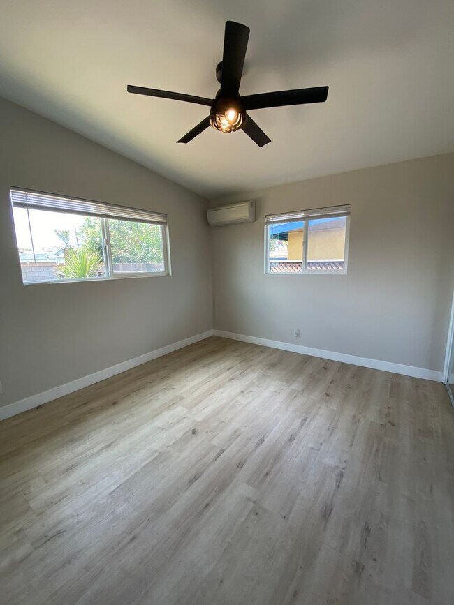 Building Photo - Renovated Beach house just a few blocks fr...