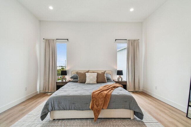 Building Photo - A charming coastal townhouse, just minutes from downtown St. Pete!