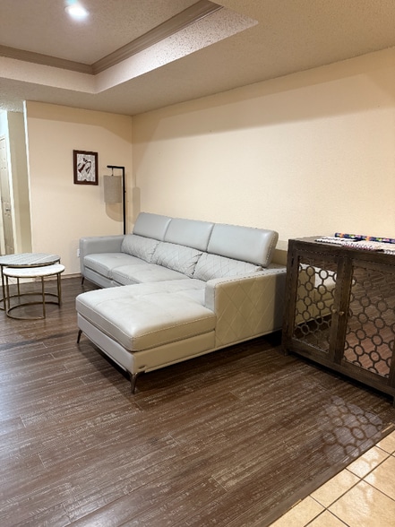 Building Photo - 6305 Courtside Dr