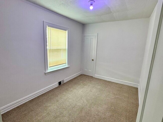 Building Photo - 216 Burton Ave