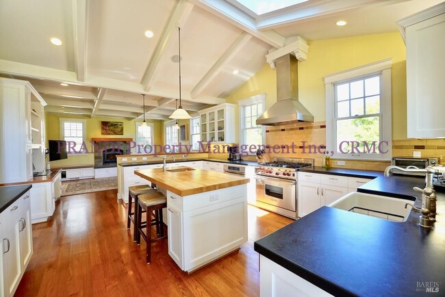 Building Photo - 422 Live Oak Dr