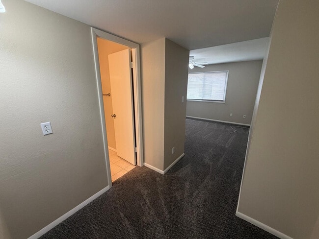 Building Photo - 1609 E Ellis Dr