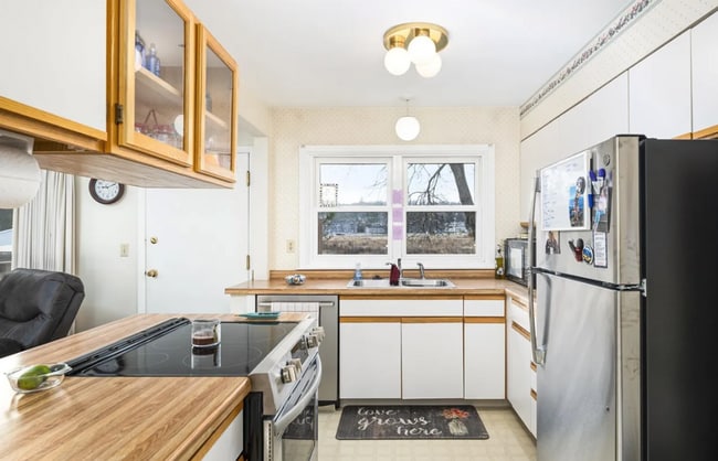 Building Photo - Three Bedroom Townhome n Aspenwood!